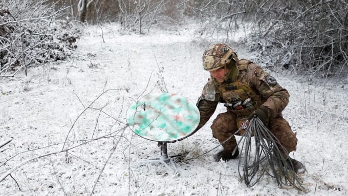 Ukrainian soldiers turn off Starlink satellite equipment in Kreminna on January 6. Photo: Reuters