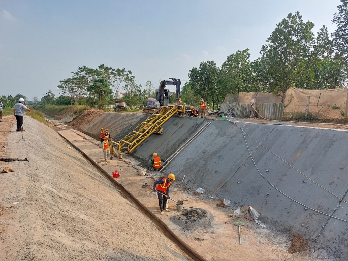 Các công nhân đang tích cực thi công đảm bảo đúng tiến độ.