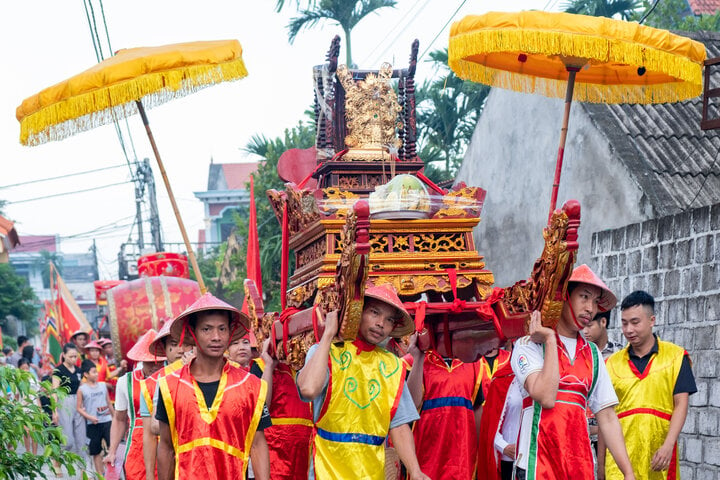 The palanquin procession at Hiep Luc Communal House Festival. (Photo: Nguyen Duc)