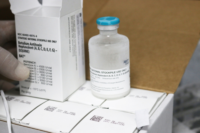 L'antitoxine botulique (BAT - Botulism Antitoxin Heptavalent), au prix de 8 000 USD/bouteille, est très rare au Vietnam. Photo : fournie par l'hôpital