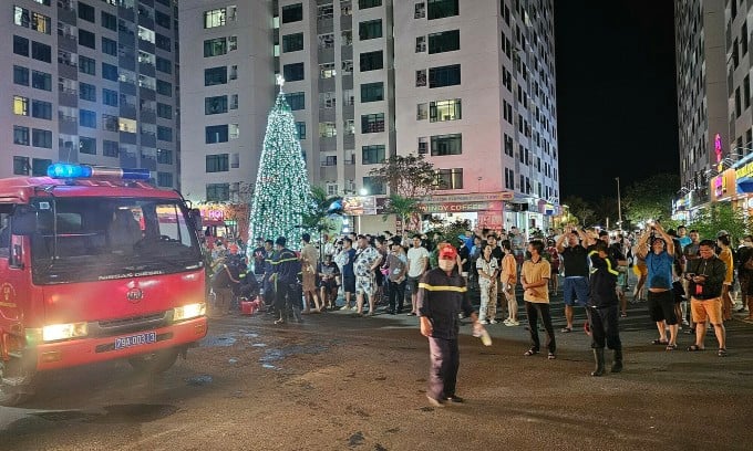 هرب الناس بعد اندلاع حريق مساء يوم 17 ديسمبر. الصورة: بوي توان