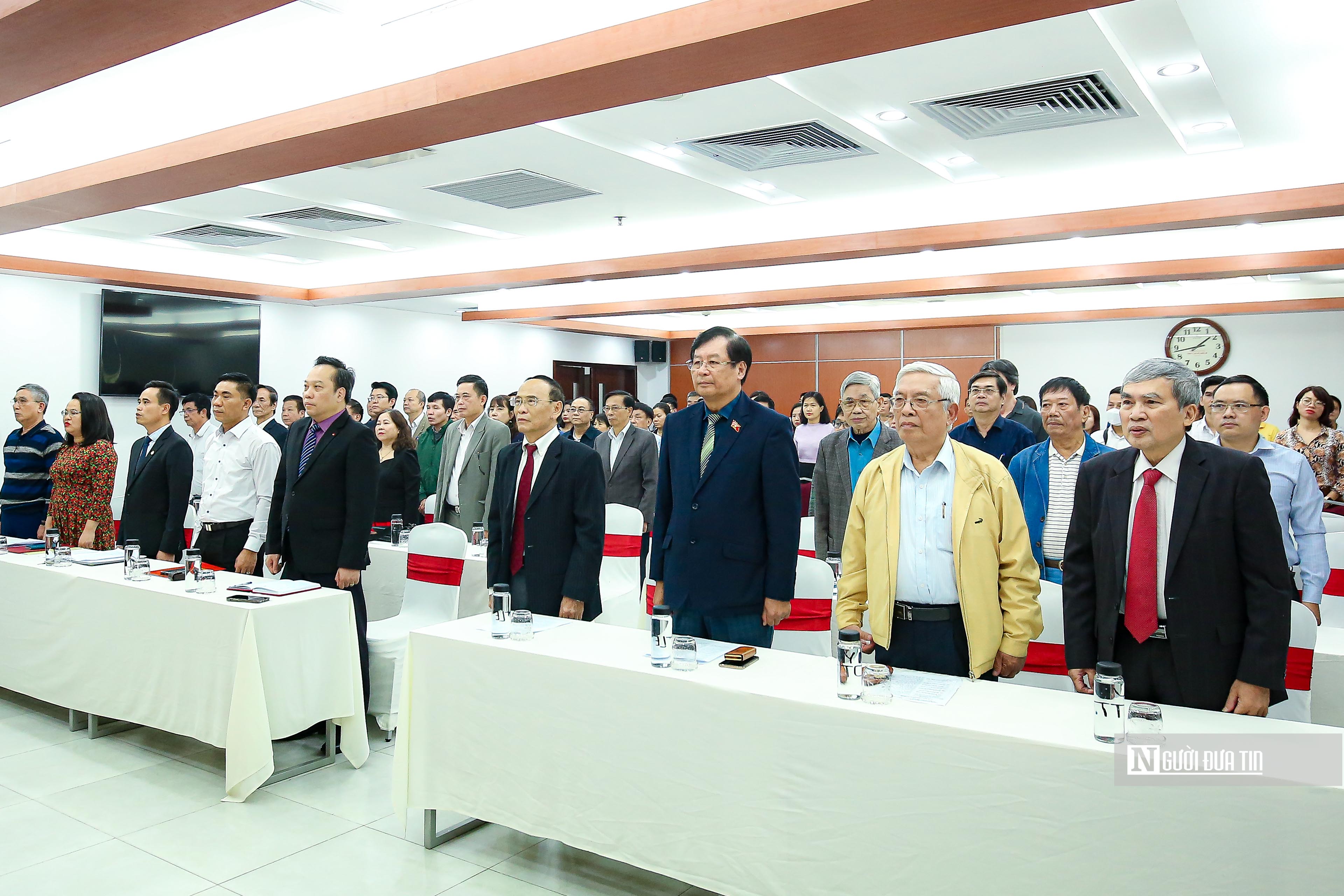 Faits marquants - L'Association des avocats du Vietnam décerne des badges du Parti aux membres exceptionnels du Parti (Photo 6).