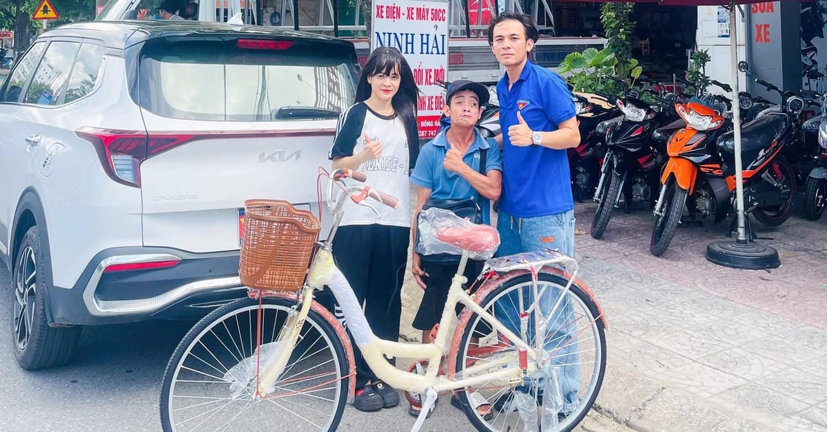 Supporting the people in the North with 200,000 VND, a disabled boy who sells lottery tickets was given a new bicycle.