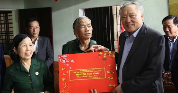 Ständiger stellvertretender Premierminister Nguyen Hoa Binh überreicht Tet-Geschenke in Quang Nam