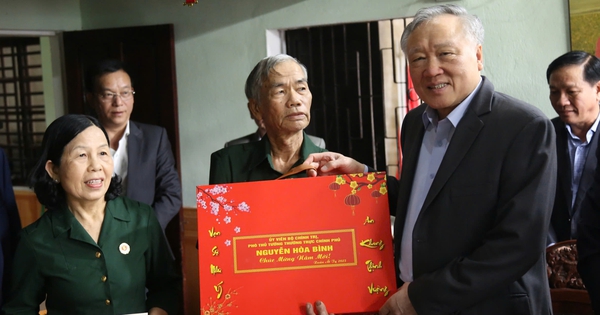 Le vice-Premier ministre permanent Nguyen Hoa Binh offre des cadeaux du Têt à Quang Nam