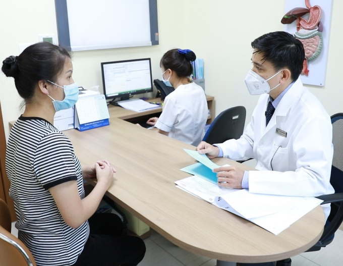 Mme Bach Duong est revenue pour un contrôle 20 jours après l'opération avec un état de santé stable. Photo : Hôpital fourni