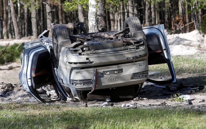 2023年5月6日、ロシアのニジニ・ノヴゴロド州のある村で起きた爆弾攻撃でロシアの民族主義作家ザハル・プリレピン氏が負傷したとされる事件の後、森の脇の道に横転した損傷した白いアウディQ7の様子。ロイター