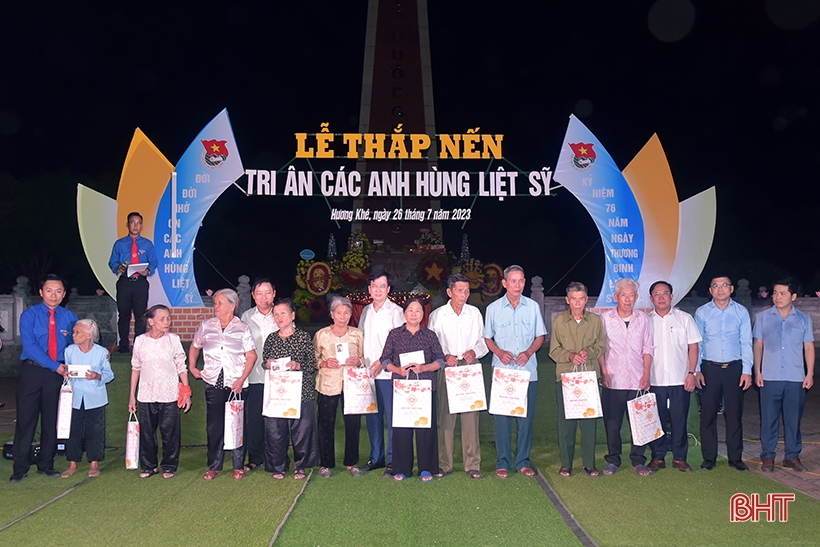 Les jeunes de Ha Tinh allument des bougies pour rendre hommage aux martyrs héroïques