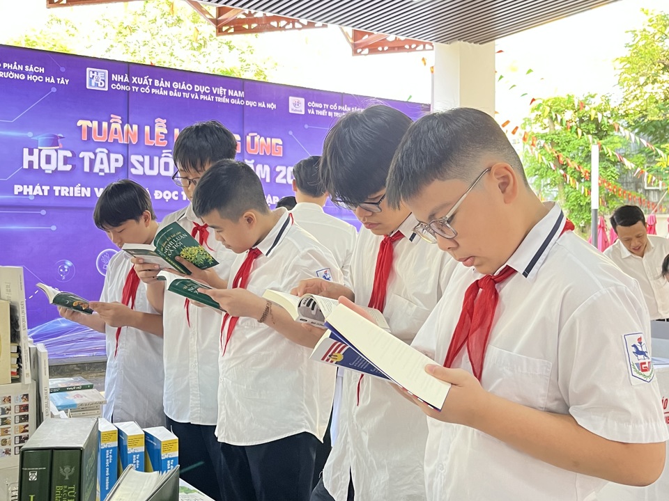 Los estudiantes de la escuela secundaria Giang Vo buscan buenos libros para leer.