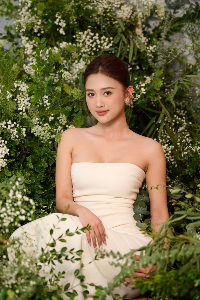 Bùi Thị Thu Hương sinh năm 1998, quê ở Bắc Kạn, từng học tập ở Học viện Ngân hàng song rẽ hướng sang hoạt động nghệ thuật. Năm 2022, Thu Hương tham gia cuộc thi Miss & Mister Hà Nội, giành ngôi vị Hoa khôi thanh lịch.