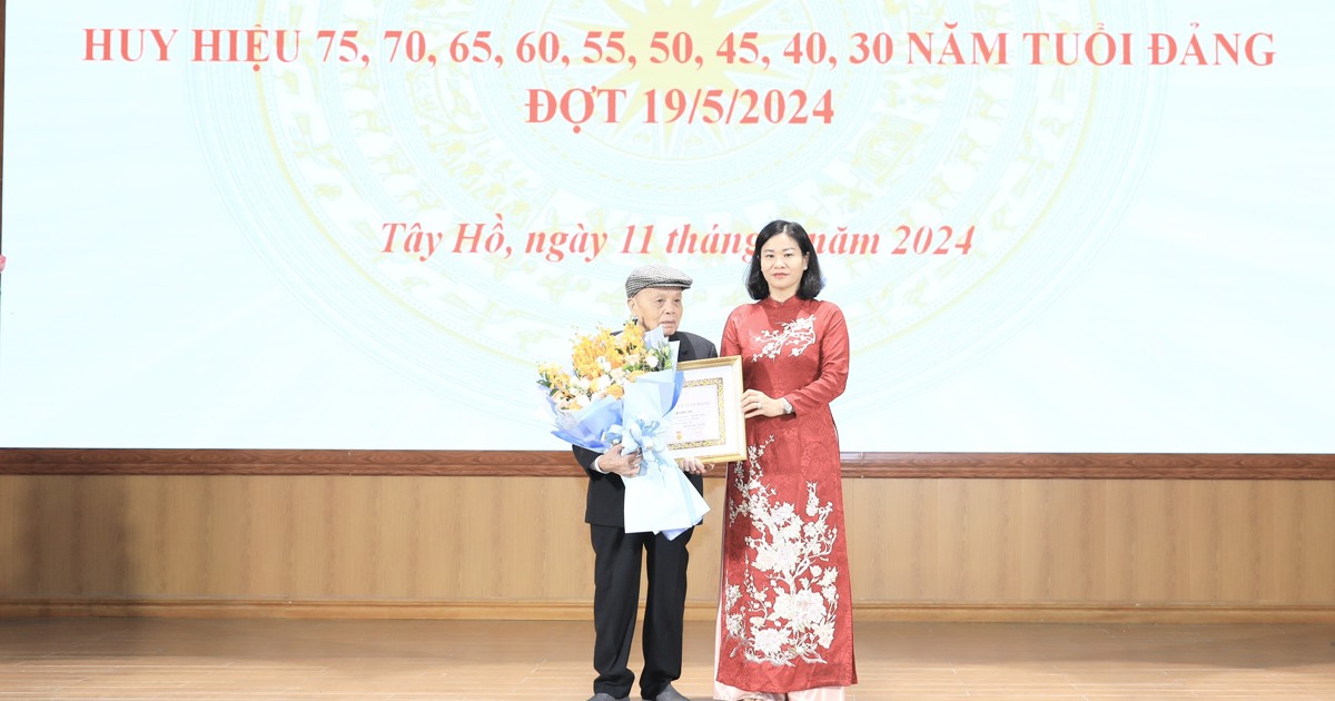 City leaders award Party badges in Tay Ho district