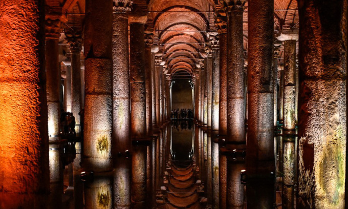 Colonnes de marbre dans la Citerne Basilique d'Istanbul. Photo : Xinhua