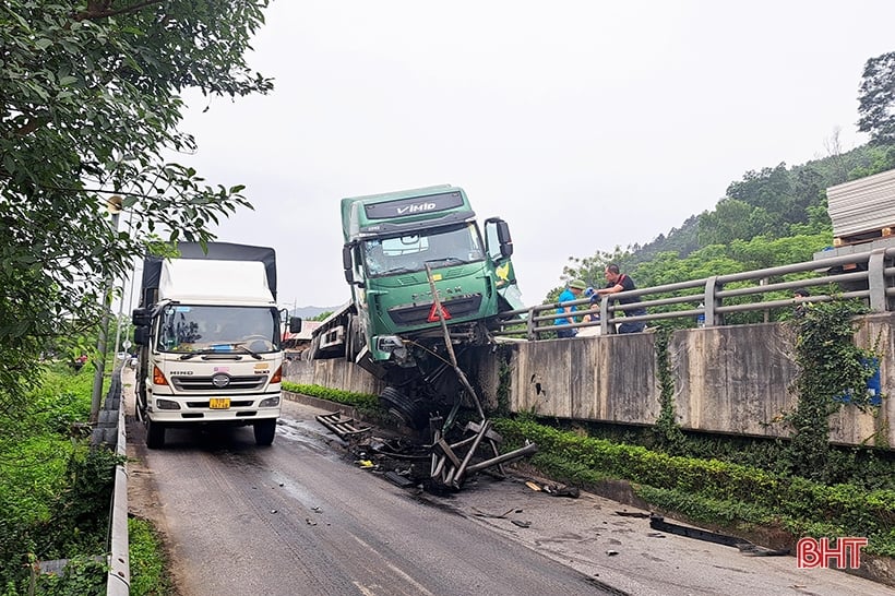Ha Tinh: Losing control, tractor trailer dangles on overpass railing