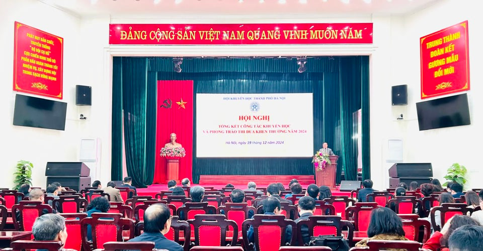 Scene of the conference summarizing the work of promoting learning and the emulation and reward movement in 2024. Photo: Tran Oanh