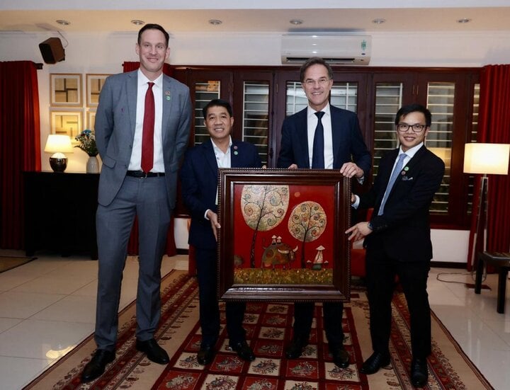 Representatives of De Heus and Hung Nhon presented gifts to Dutch Prime Minister Mark Rutte.