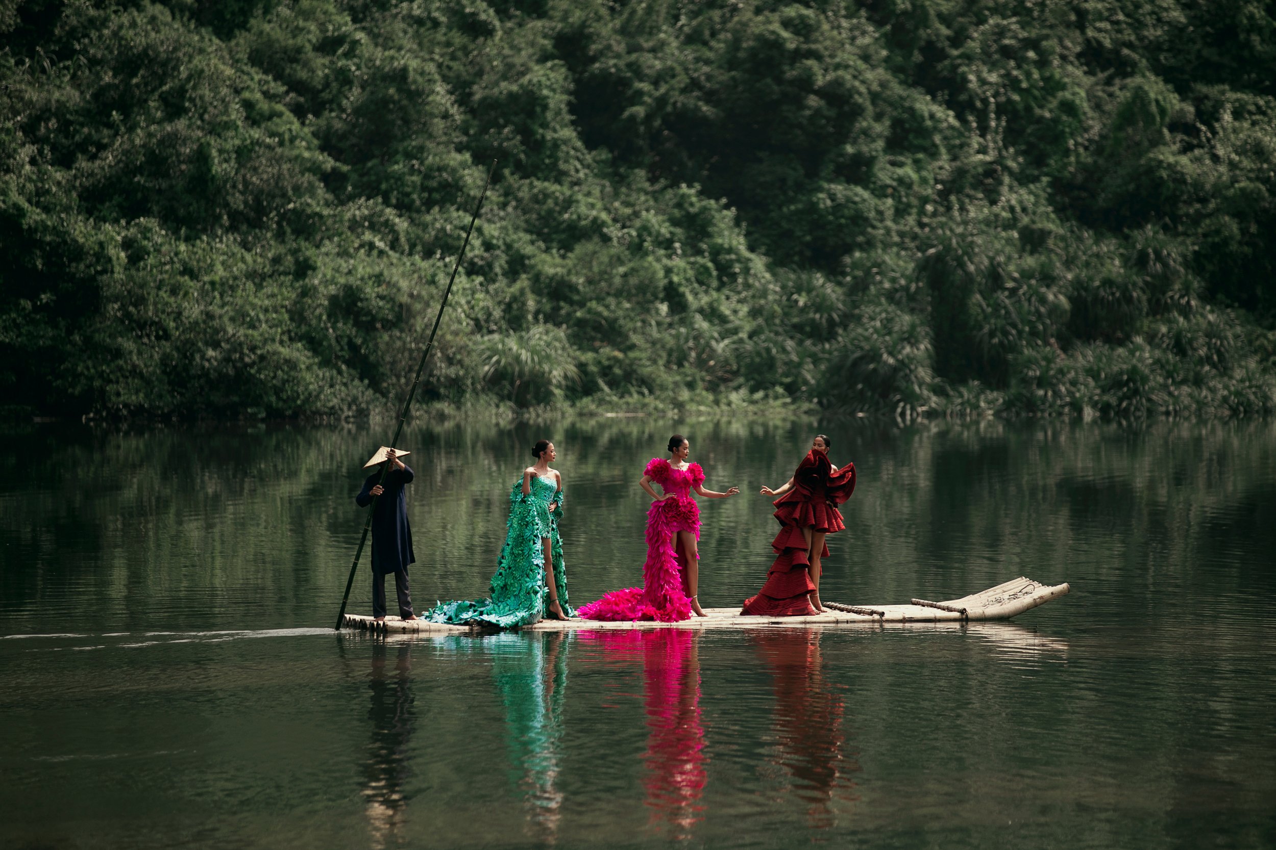 H'Hen Niê, Ngọc Châu, Xuân Hạnh đi bè đến sàn catwalk trong show Lê Thanh Hòa- Ảnh 5.