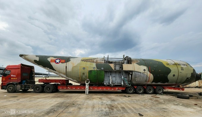 Thân máy bay C-130 đặt trên chiếc xe đầu kéo siêu trường siêu trọng để đưa về Hà Nội. Ảnh: Bảo tàng LSQS Việt Nam