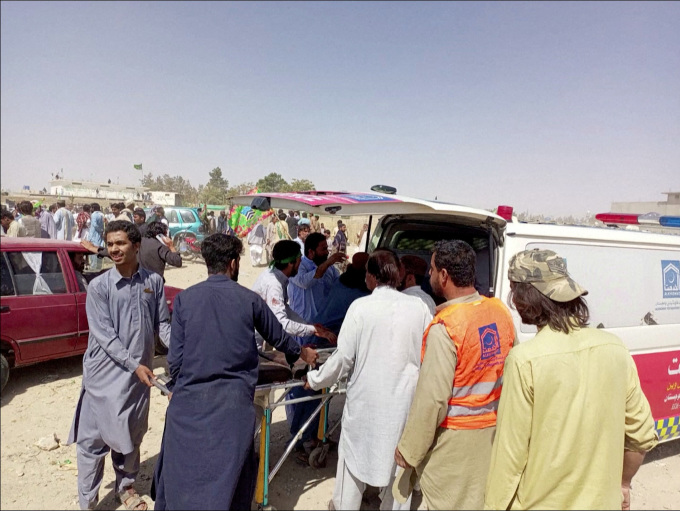 Locals and rescue workers move a victim into an ambulance in Balochistan, Pakistan, September 29. Photo: Reuters