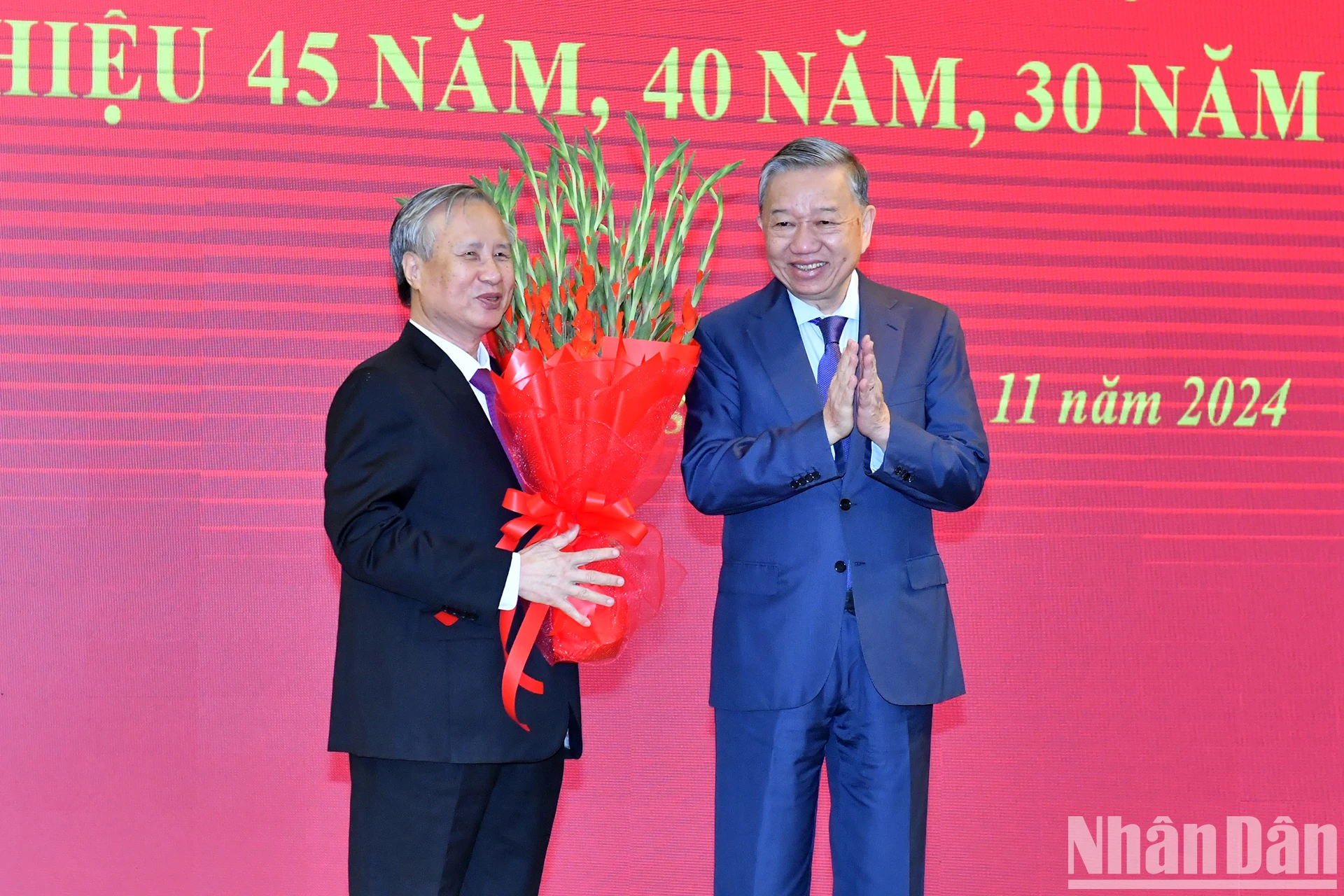 [사진] 쩐꾸옥붕 동지께 45주년 당원 배지 수여 사진 2