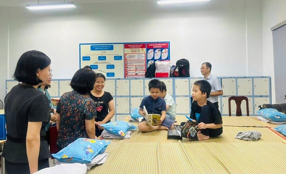 박투리엠구 투옹캣 중학교, 홍수로부터 대피할 사람들을 환영합니다