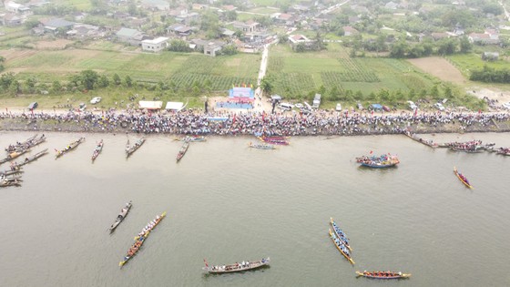 Traditional boat race to celebrate General Secretary Le Duan's birthday photo 2