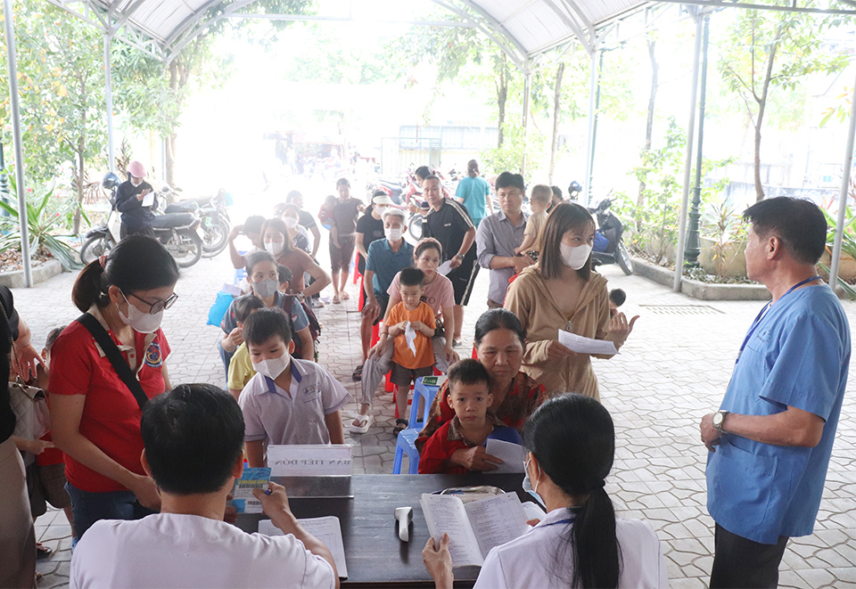 Die Menschen in der Gemeinde Di Trach (Bezirk Hoai Duc, Hanoi) brachten ihre Kinder sehr früh zur medizinischen Station, um eine Masernimpfung zu erhalten.