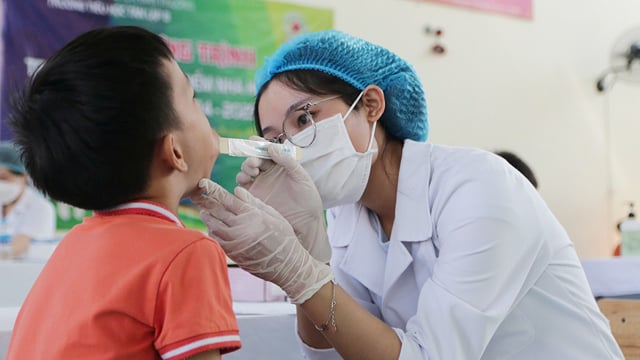 ¿Pueden los estudiantes cambiar el lugar de inscripción inicial al seguro de salud?