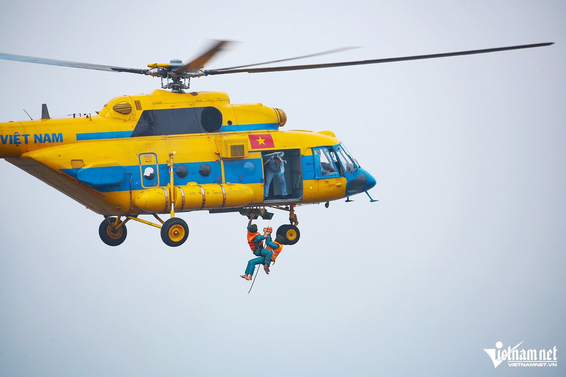 Vietnam Air Force pilots handle the situation of flying to rescue victims