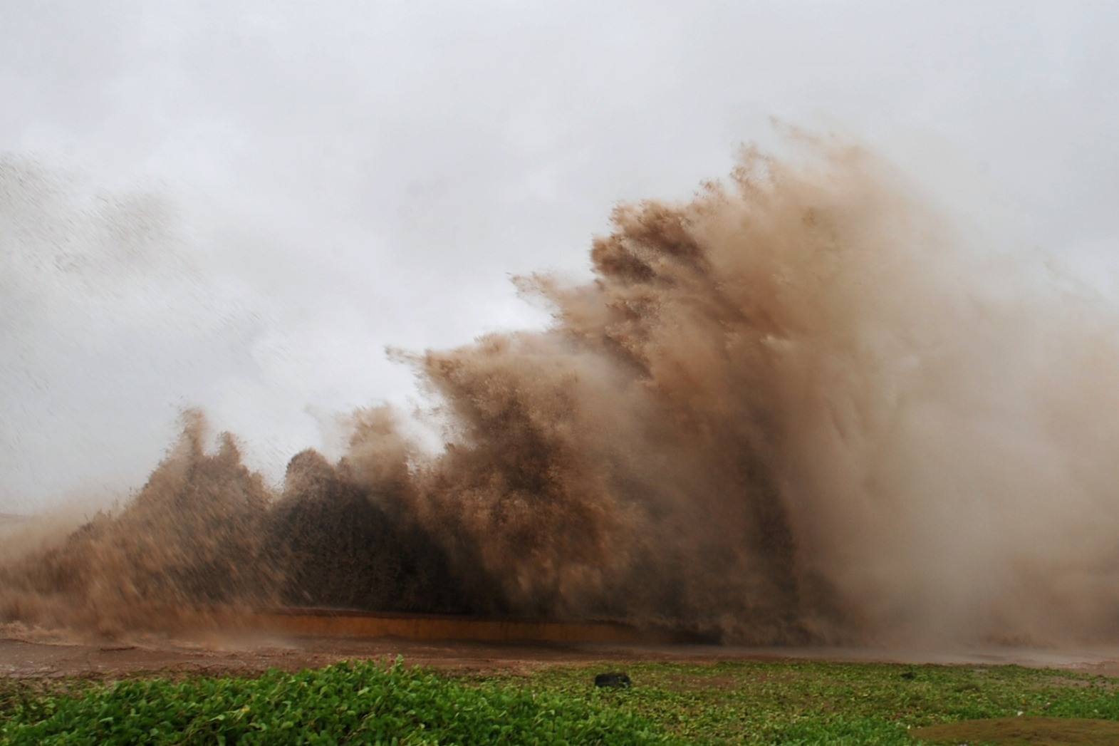 Tiefdruckgebiet im Ostmeer, starker Regen und Gewitter