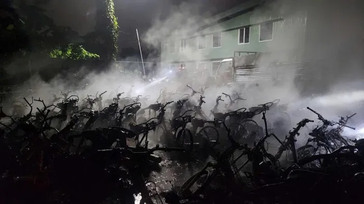 Sin embargo, después de controlar el incendio, muchas motos que se encontraban en el aparcamiento quedaron quemadas hasta el chasis. (Foto: BT)