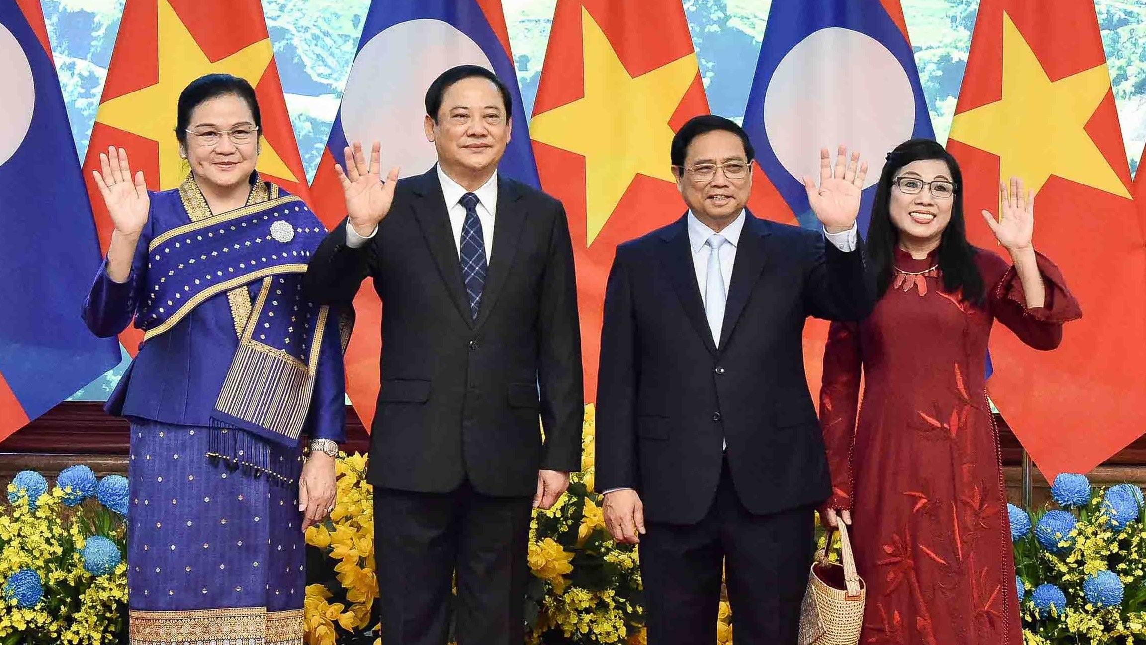 Ceremonia oficial de bienvenida al Primer Ministro de Laos, Sonexay Siphandone, y a su esposa en el Palacio Presidencial