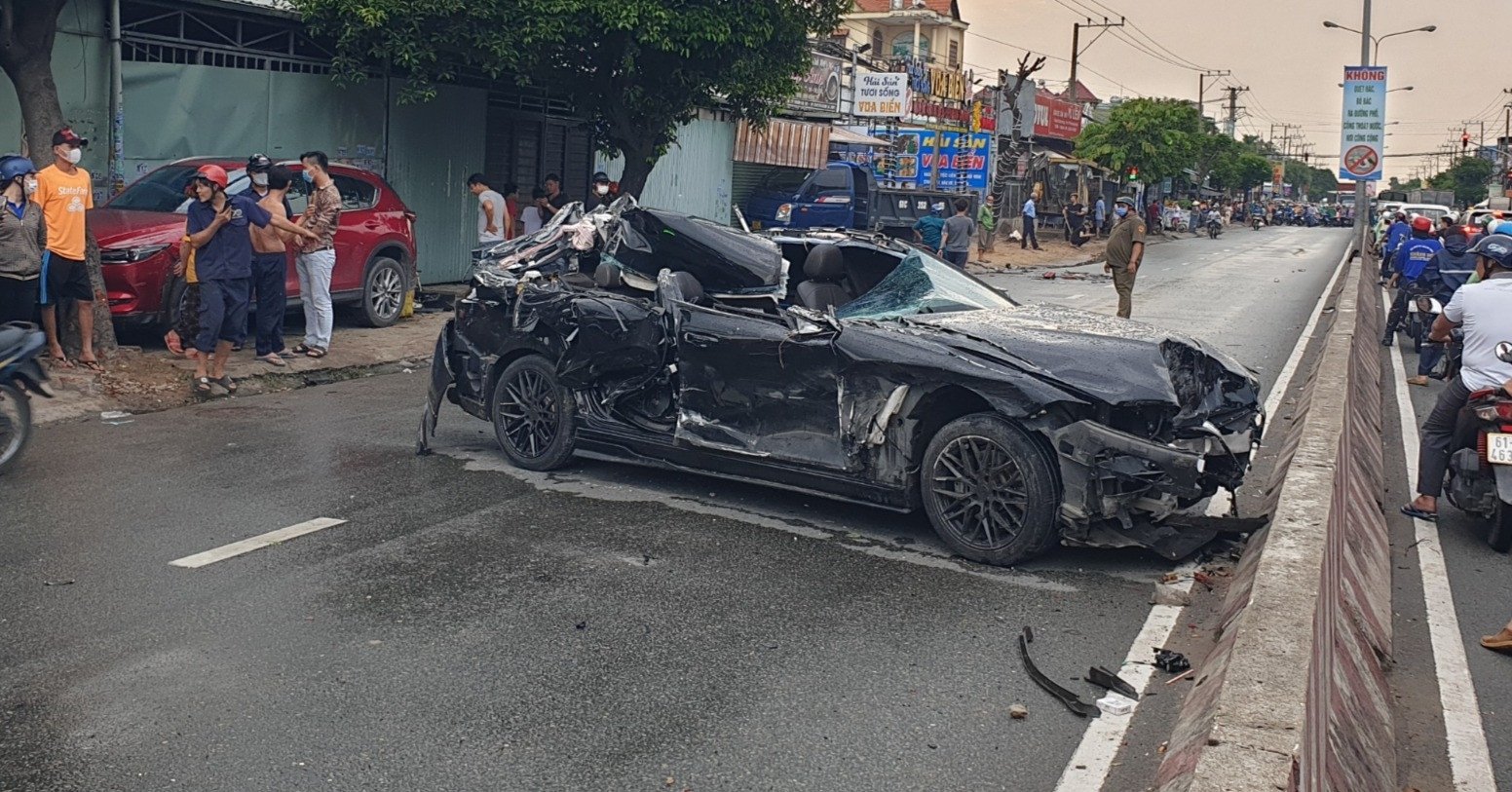 Clip von einem Auto, das an einer Kreuzung in Binh Duong mit mehreren Motorrädern kollidiert