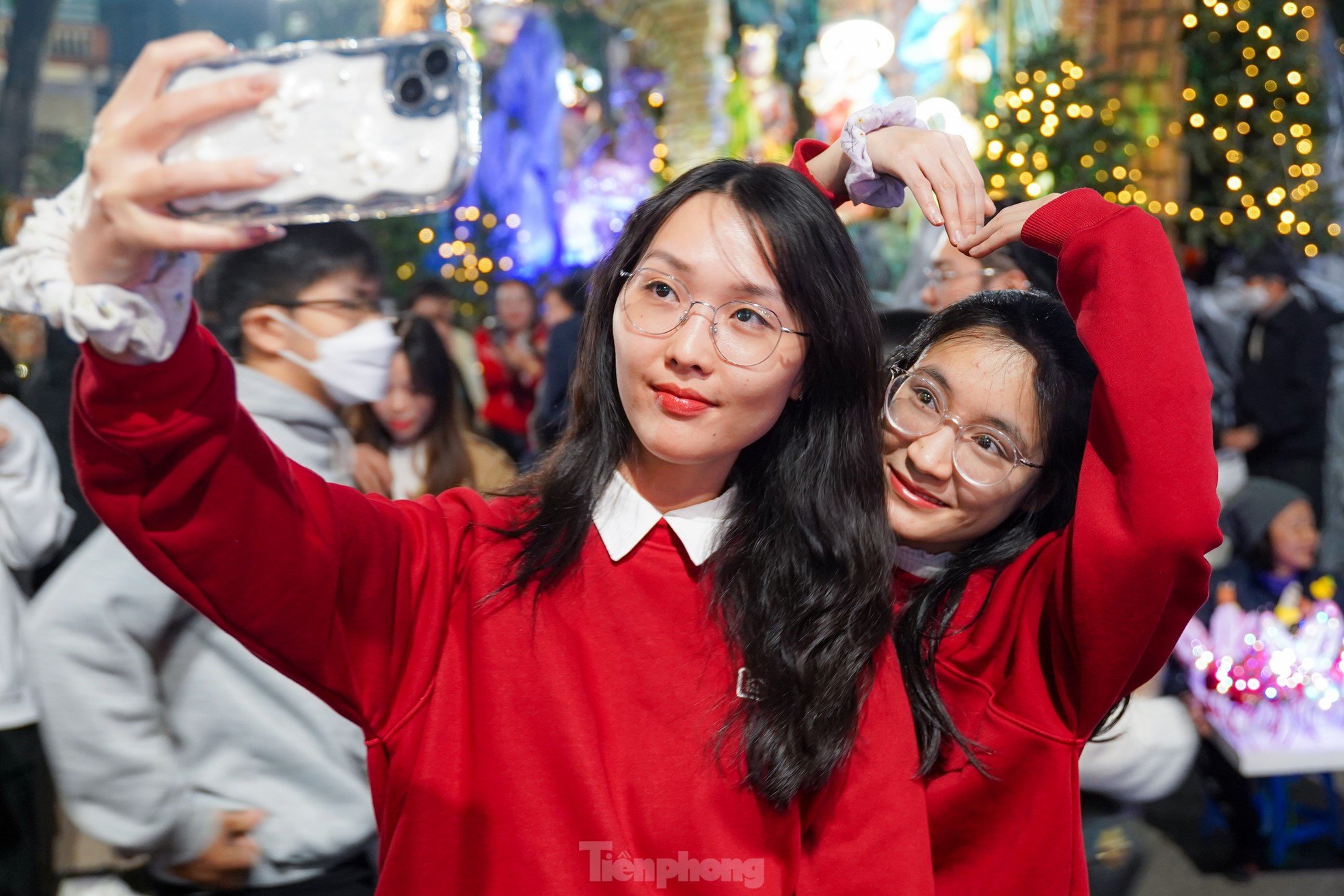 Hanoians jostle on Hang Ma Street, Cathedral welcomes Christmas early photo 4