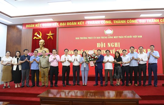 Journalist Truong Thanh Trung was appointed editor-in-chief of the magazine Mat Tran Hinh 5.