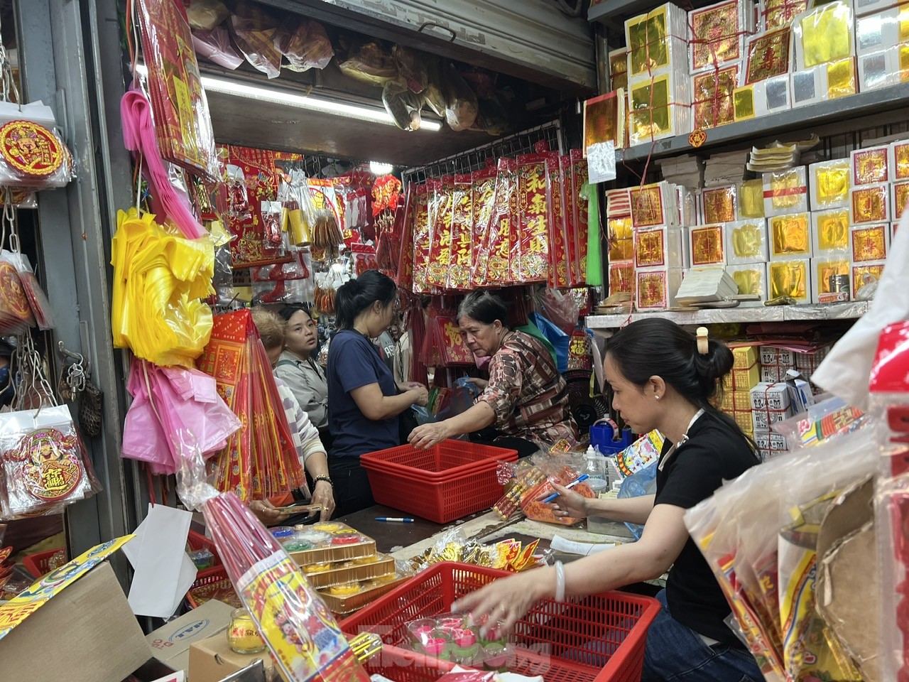 Los clientes están abarrotados cerca del Día de los Dioses de la Cocina, el personal de la tienda de papel votivo está ocupado sin parar foto 1