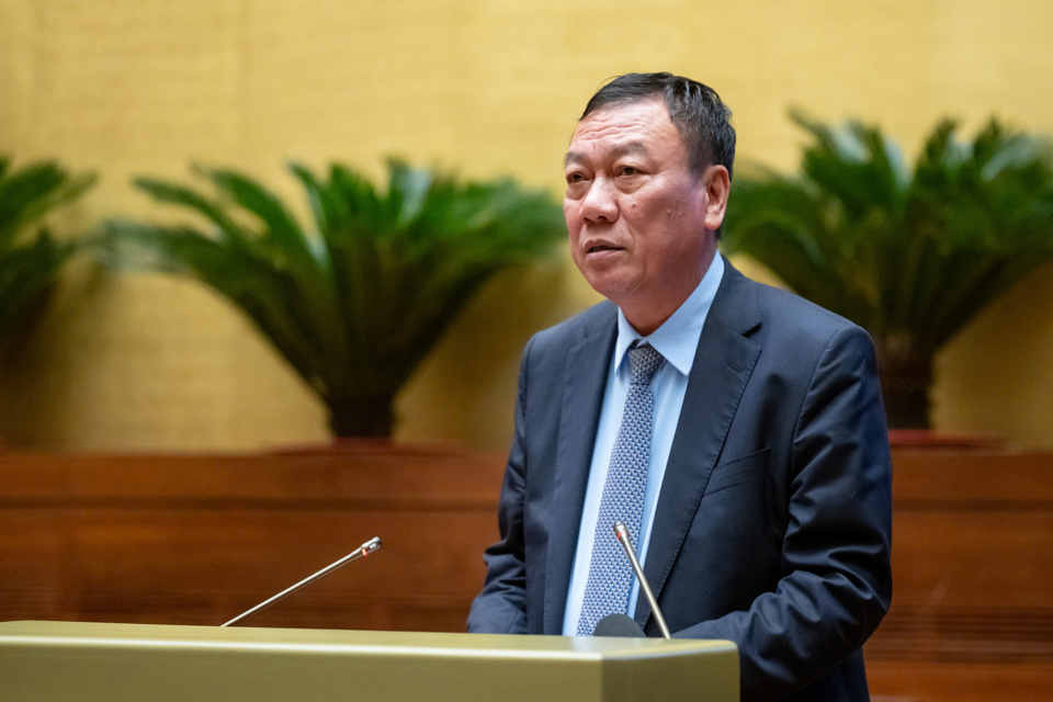 El inspector general del gobierno, Doan Hong Phong, presenta un informe sobre la labor anticorrupción en 2024. Foto: Quochoi.vn