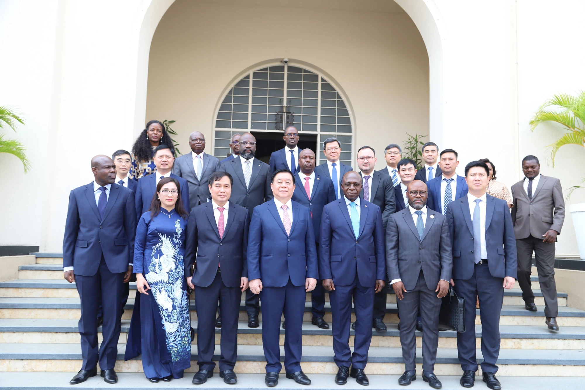 Head of Central Propaganda Department visits and works in Angola photo 8