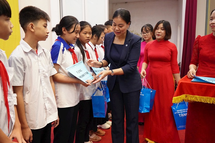 Bach Lien Huong, Direktor des Ministeriums für Arbeit, Kriegsinvaliden und Soziales in Hanoi, überreicht den Kindern im Bezirk Thach That Mittherbstgeschenke.