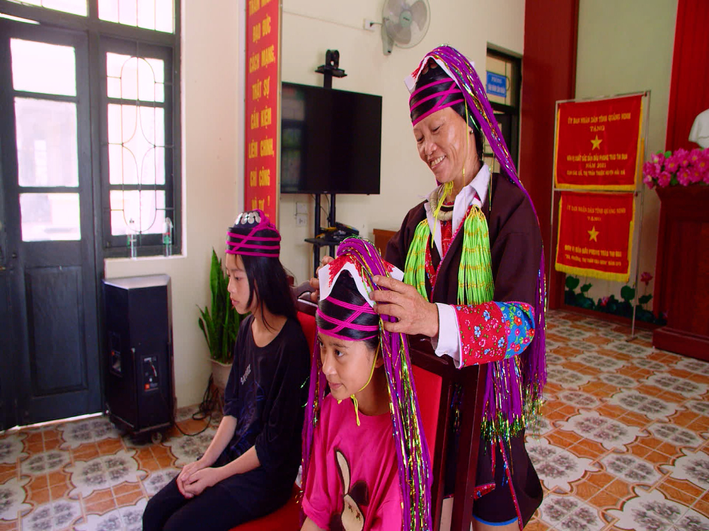 Ms. Chieu Thi Lan guides students on how to style their hair at Quang Son Boarding School for Ethnic Minorities.
