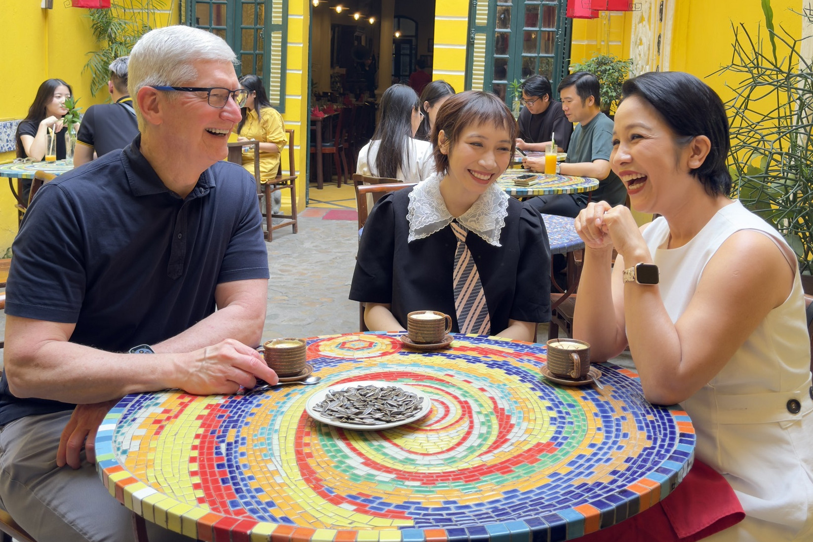 Tim Cook 'hello Vietnam', drinks egg coffee, bites sunflower seeds