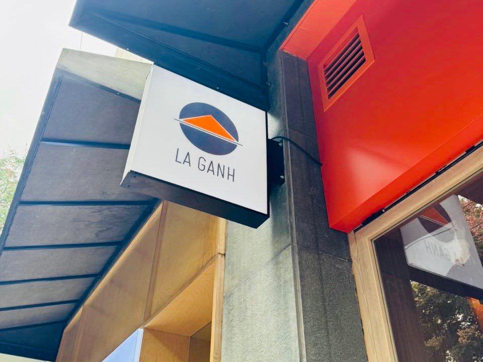 Chi Pu’s pho restaurant, called La Ganh, is in the testing phase. In the early days, the restaurant only sold a limited number of 100 servings. Many diners and “trầm tỷ” (professional fans) came to support Chi Pu’s pho restaurant.