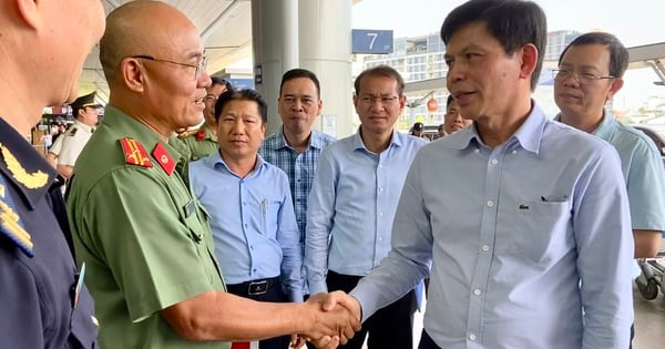 Vizeminister Le Anh Tuan begutachtet die Situation der Massenflugverspätungen in Tan Son Nhat.