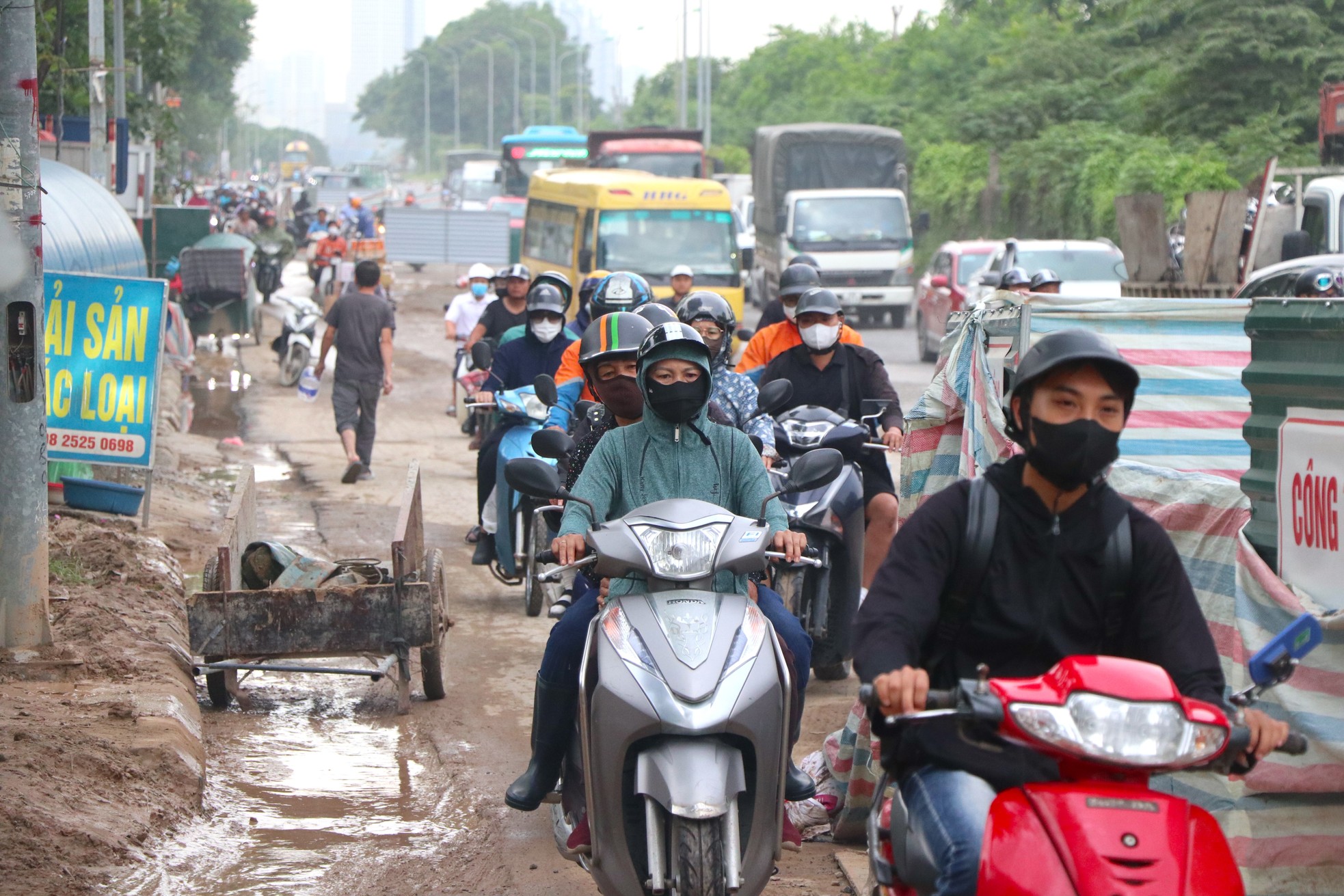 Construction 'bunkers' cause insecurity and traffic jams on Thang Long Avenue photo 2