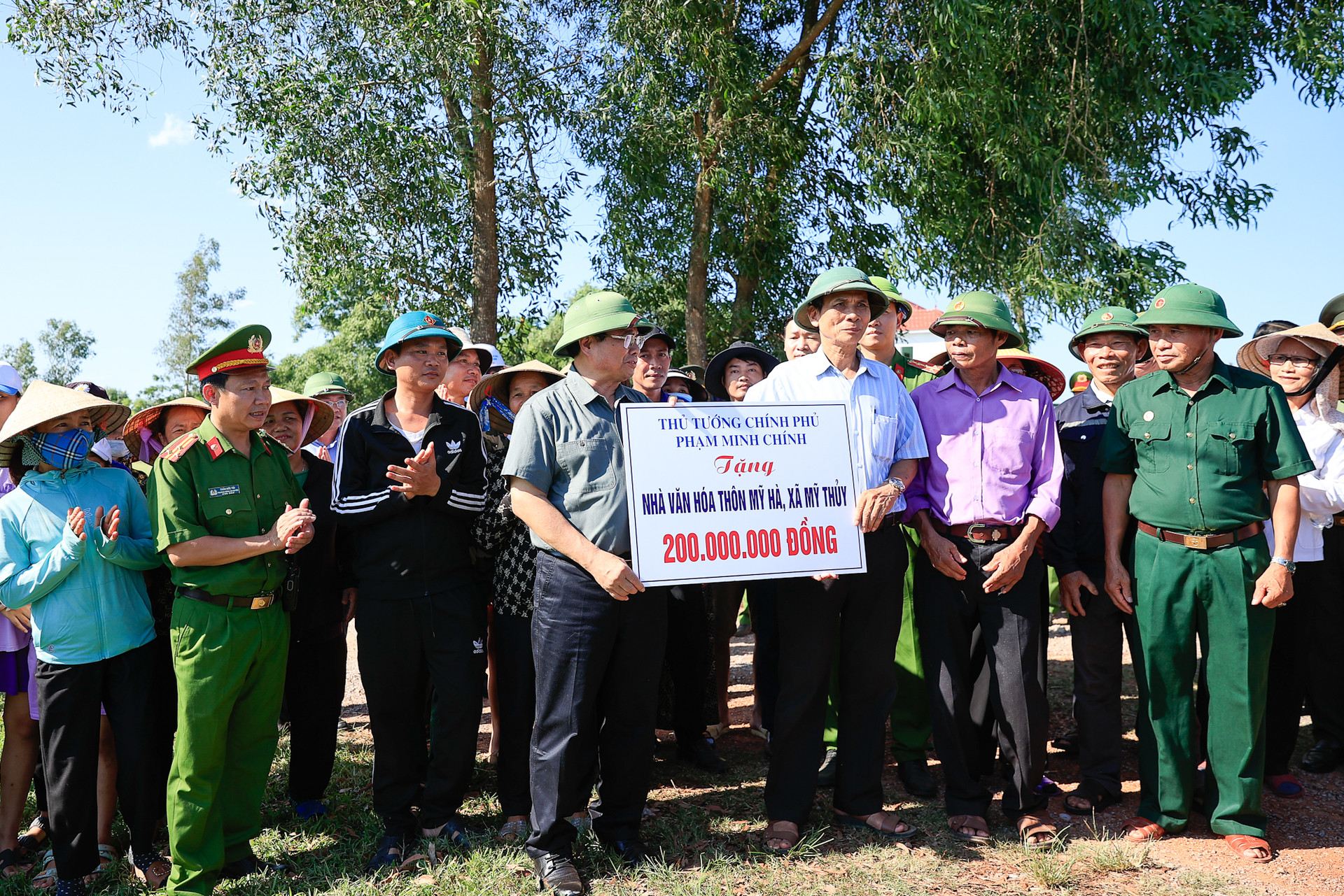 Thủ tướng thăm, tặng quà người có công và trẻ em, người khuyết tật tại Quảng Bình- Ảnh 10.