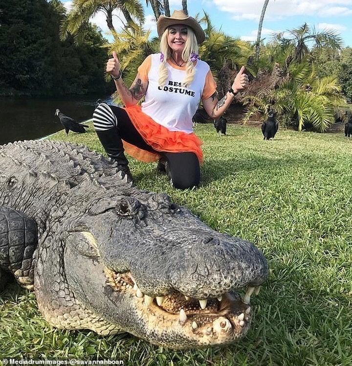 Savannah Boan avec son meilleur ami Blackwater - qui, selon elle, a la meilleure personnalité de tous les alligators qu'elle ait jamais rencontrés. (Photo : @AFP)