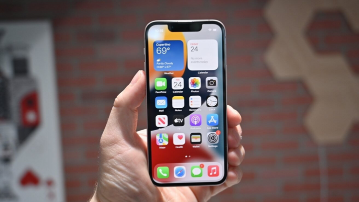 Das iPhone 13 ist eine kompakte, zuverlässige Wahl. (Foto: Tweak)