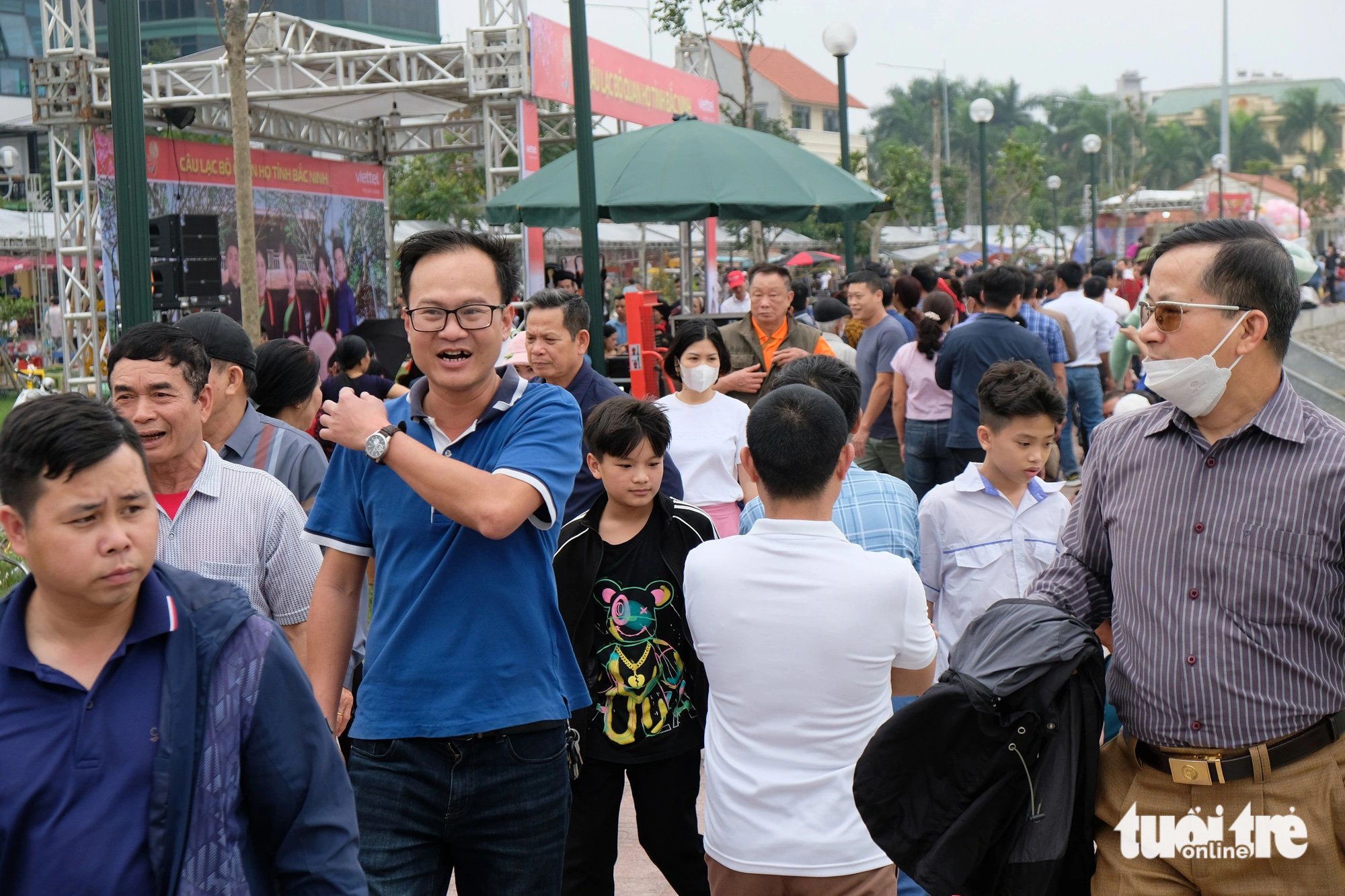 Theo ghi nhận của phóng viên, ngày khai hội năm nay khách đến không đông bằng các năm trước. Một liền chị quan họ nói ngày mai chính hội mới đông - Ảnh: ĐẬU DUNG