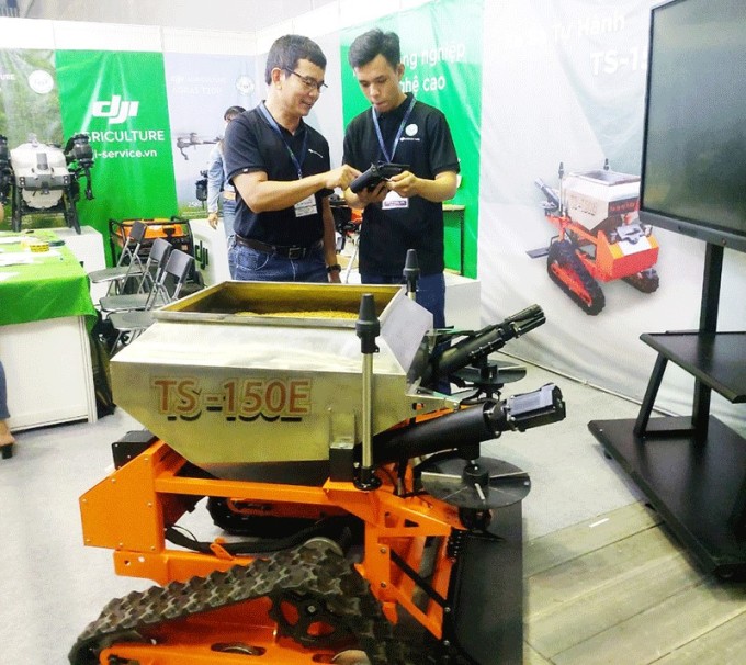 Self-propelled seeding machine introduced at the 2022 supply-demand connection event. Photo: Organizing Committee