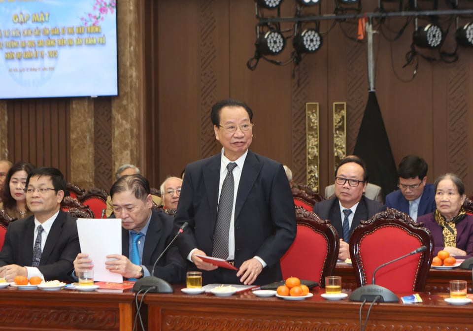 El profesor Dr. Phung Huu Phu habló en la reunión.