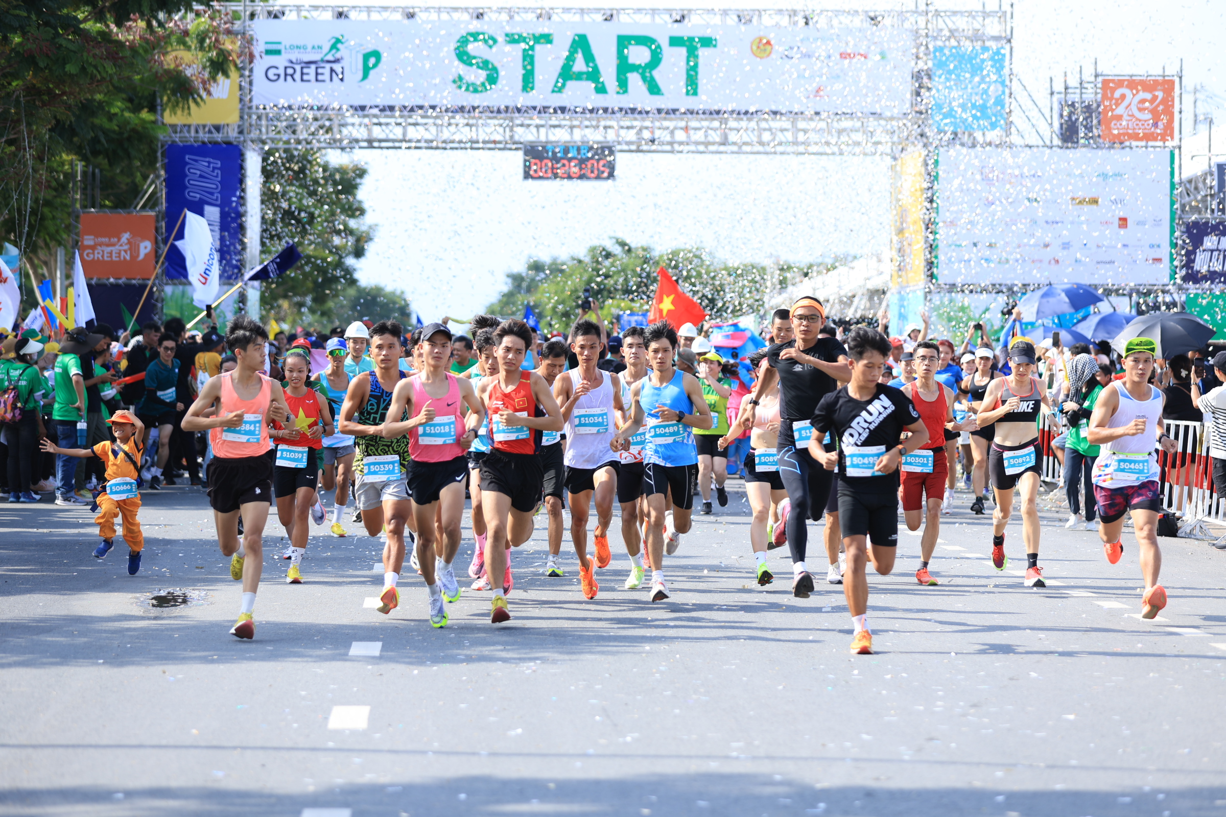 Vượt nắng nóng chinh phục Long An Half Marathon 2024- Ảnh 1.